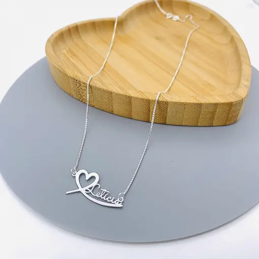 Colar Com Nome E Coração Estilizado Fonte Fina