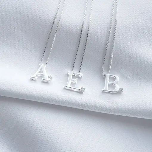Colar Letra Inicial com Uma Zircônia em Prata