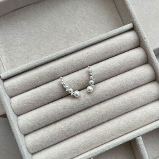BRINCO EARCUFF PÉROLAS E ZIRCÔNIA EM PRATA 925