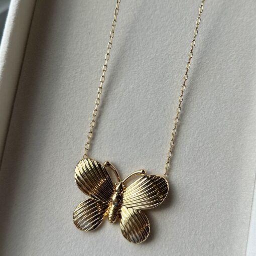 COLAR DE BORBOLETA TEXTURIZADA BANHADO A OURO