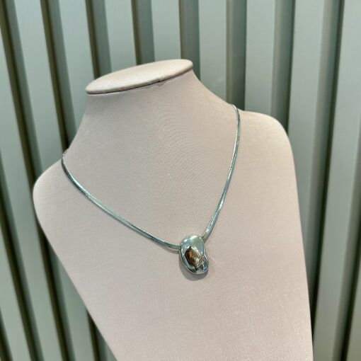 COLAR FITA LAMINADA COM PINGENTE ORGÂNICO