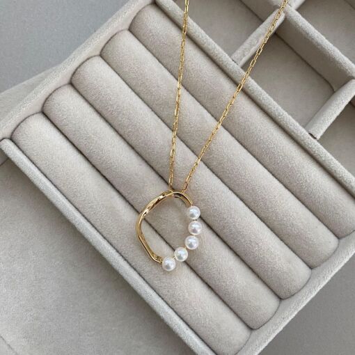 COLAR COM PINGENTE OVAL E PÉROLA SHELL