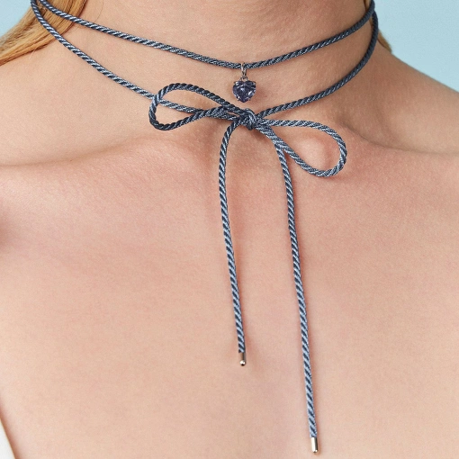 COLAR EM FIO TRANÇADO COM CRISTAL AZUL ESCURO