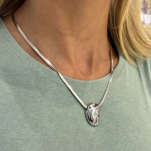 COLAR FITA LAMINADA COM PINGENTE ORGÂNICO