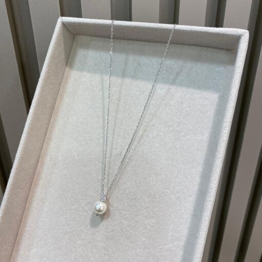 COLAR COM PINGENTE DE PÉROLA SHELL E CRISTAL PRATA RODINADA