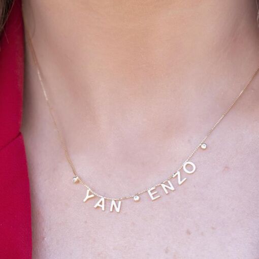 COLAR PERSONALIZADO NOME LISO CHAPINHA COM DETALHE ZIRCÔNIA