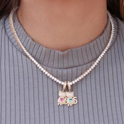PINGENTE GATO CRAVEJADO COM ZIRCÔNIA COLORIDA NO CENTRO - 3CM