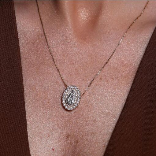 COLAR NOSSA SENHORA DE NAZARÉ LISA EM MEDALHA CRAVEJADA COM CORR