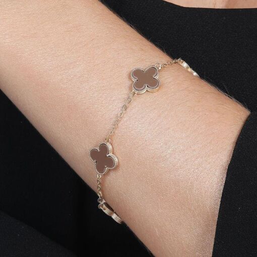 PULSERIA COM 5 TREVOS MARROM MOCHA MOUSSE - TAM:18+5CM