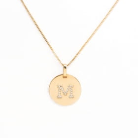 Pingente folheado medalha lisa com letra "M" e zircônias