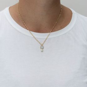 GARGANTILHA FOLHEADA COM CORAÇÃO CRISTAIS E PEROLA - LOVE TREND
