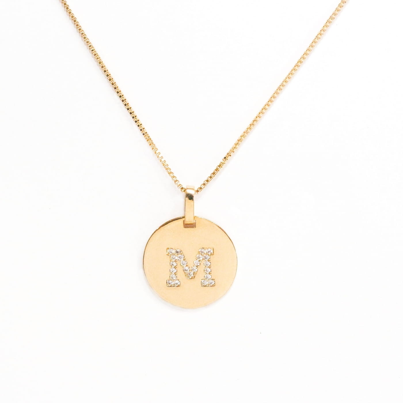 Pingente folheado medalha lisa com letra "M" e zircônias