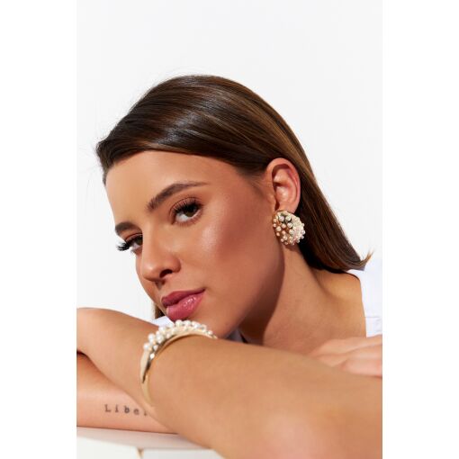 BRINCO OVAL COM PÉROLAS DISPERSAS BANHADO A OURO