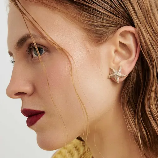 BRINCO ESTRELA DO MAR CRAVEJADO COM ZIRCÔNIAS BANHADO A OURO