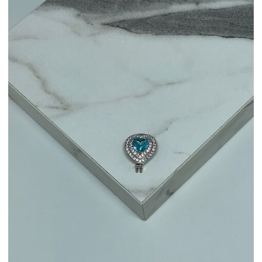 CHARM CORAÇÃO COM CRISTAL AZUL E ZIRCÔNIAS