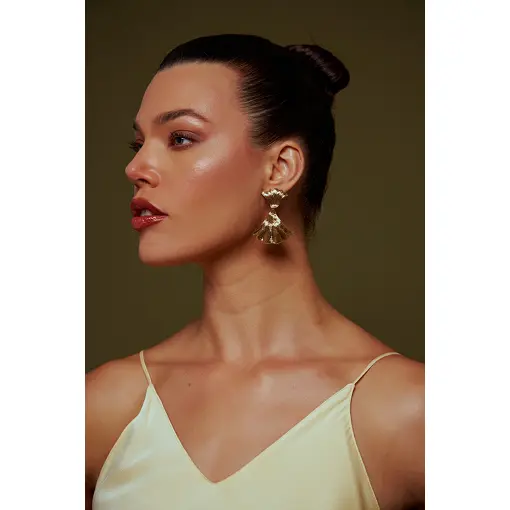 BRINCO FLOR PÊNDULO TEXTURIZADO BANHADO A OURO