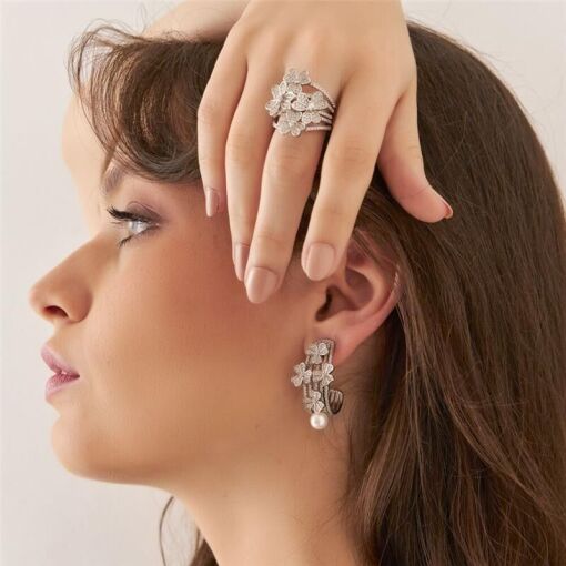 MEIA ARGOLA FLORES COM ZIRCÔNIAS E PÉROLAS