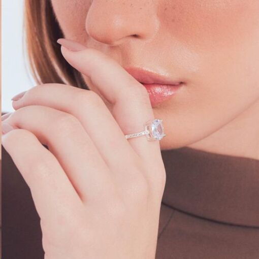 ANEL EM PRATA COM CRISTAL OVAL E ZIRCÔNIAS