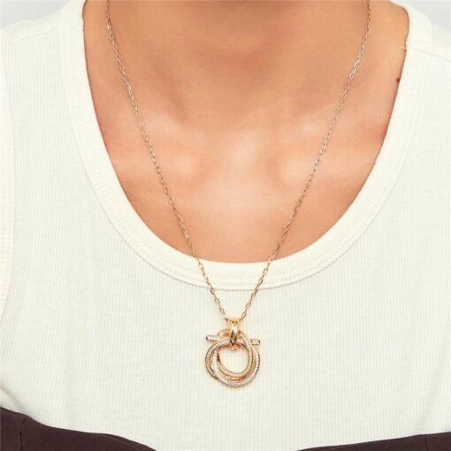 COLAR COM PINGENTE DE NÓ CRAVEJADO BANHADO A OURO