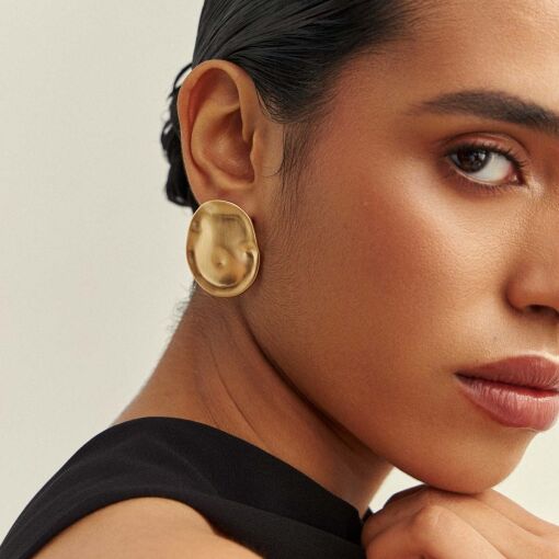 BRINCO OVAL ORGÂNICO FOSCO BANHADO A OURO