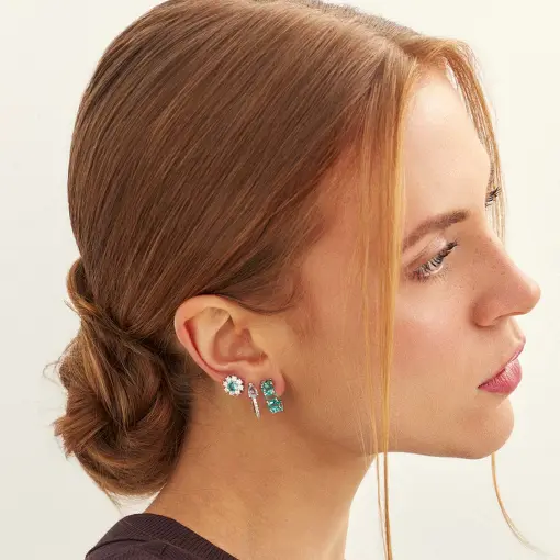 BRINCO FLOR COM ZIRCÔNIAS E CRISTAL TURMALINA