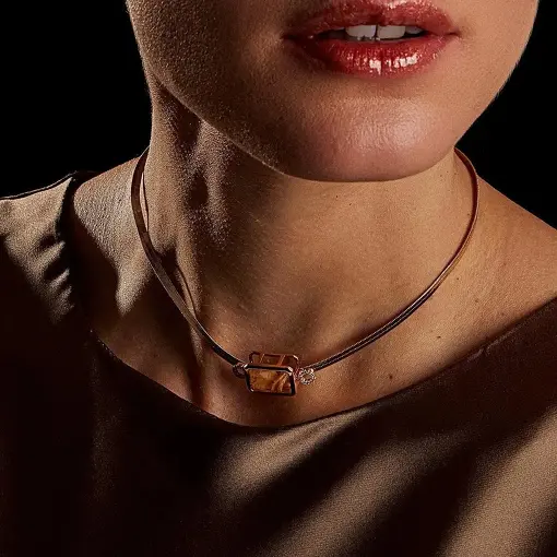 CHOKER EM MALHA LAMINADA COM CRISTAL RUTILADO