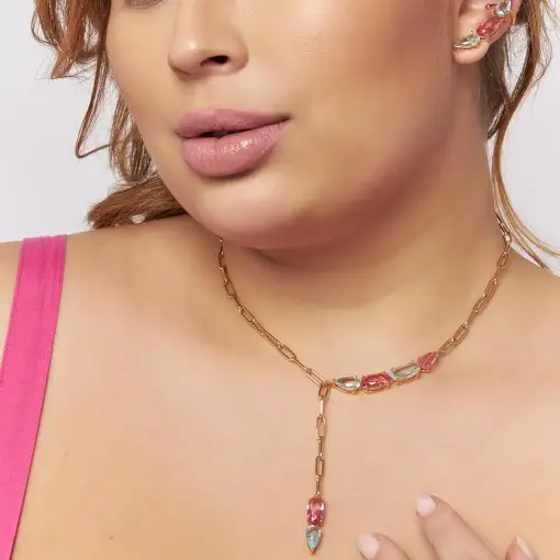 COLAR GRAVATA COM CRISTAIS BANHADO A OURO