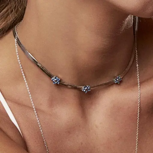 CHOKER EM MALHA LAMINADA COM 3 FLORES EM ZIRCÔNIAS