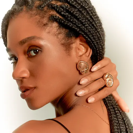 BRINCO CARACOL COM CRISTAL EM GOTA VERDE BANHADO A OURO