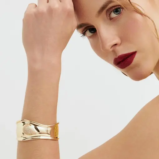 BRACELETE CURVO COM ZIRCÔNIAS EM GOTA