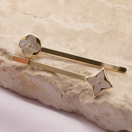 Grampo de Cabelo Insp. LV com Madrepérolas Brancas (2un) Banhado em Ouro 18k