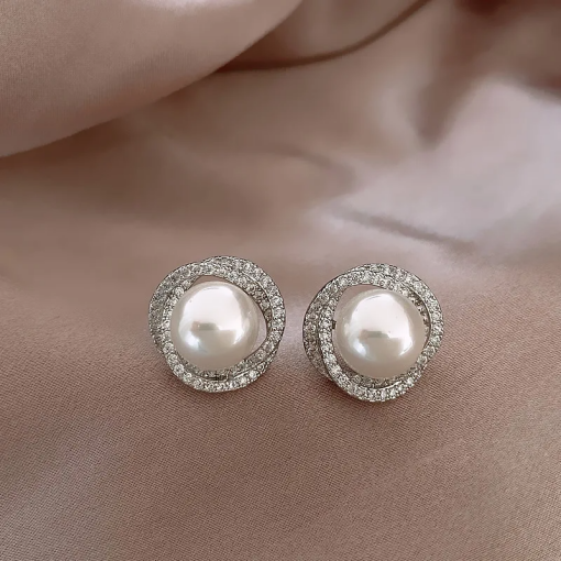 Brinco de Pressão Pérola Shell Contorno Cravejado Cristal Banhado em Ródio Branco
