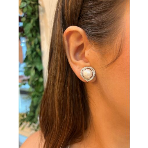 Brinco de Pressão Pérola Shell Contorno Cravejado Cristal Banhado em Ródio Branco