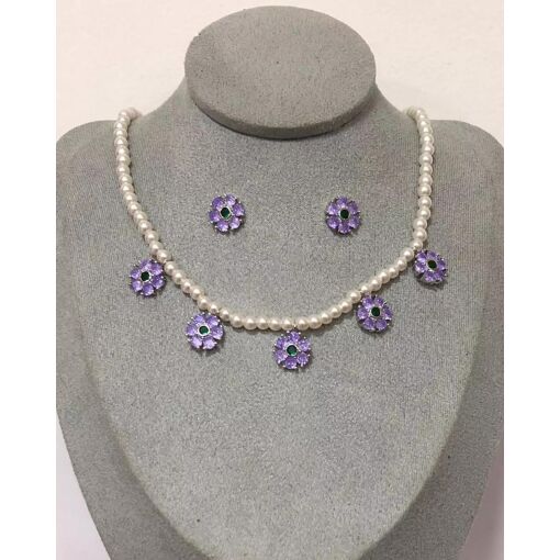 Conjunto Perolado com Florzinhas Acabamento em Ródio Branco