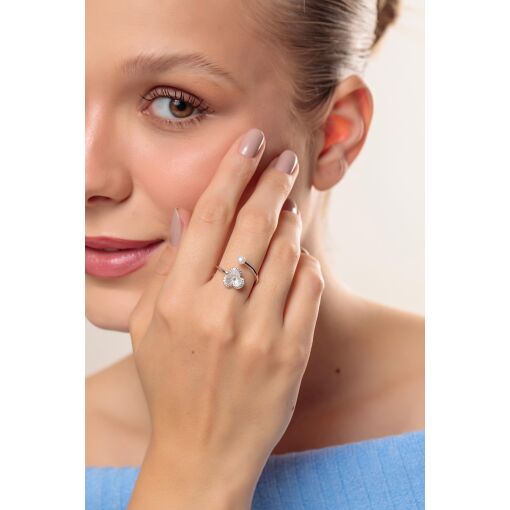 Anel Florzinha Delicada em Resina com Cravação em Zircônias