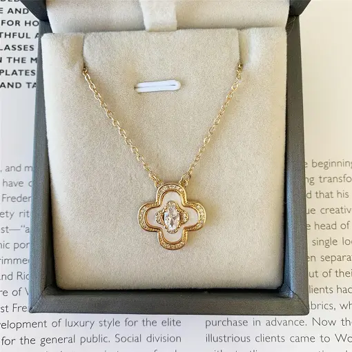 COLAR TREVO CRAVEJADO SERENITÁ