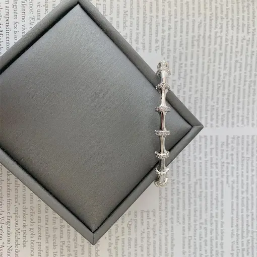 BRACELETE DETALHES CRAVEJADO SOLAR