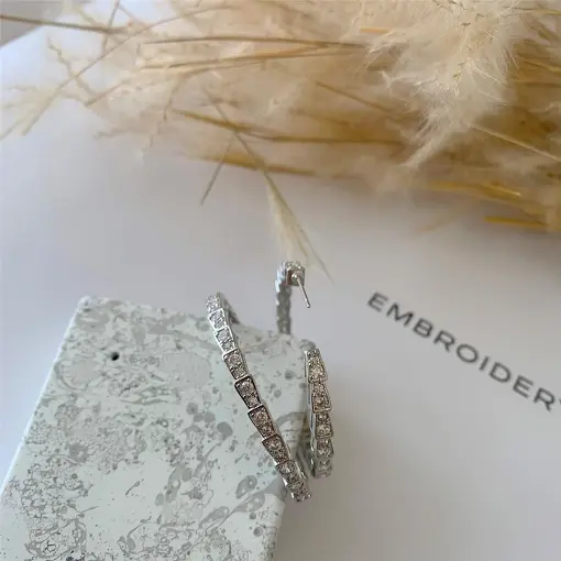 BRINCO ESCAMAS CRAVEJADO RENOVO