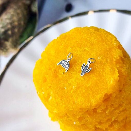 Pingente de Prata Patuá Retangular Paz, Amor e Cuscuz