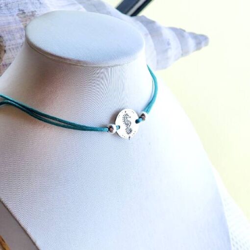 Choker de Prata Medalha Cavalo Marinho Estelar Acetinada