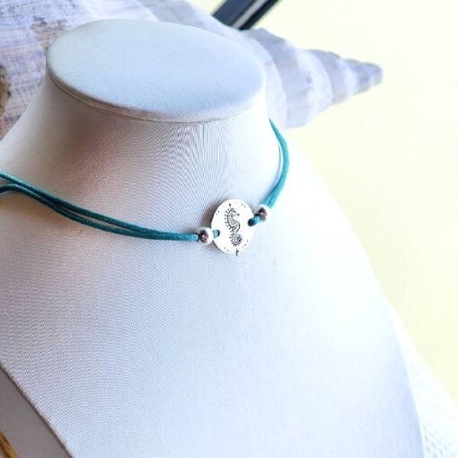 Choker de Prata Medalha Cavalo Marinho Estelar Acetinada