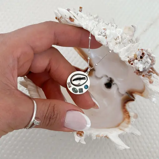 Pingente de Prata Medalha Búzio Estamparia e Zircônia