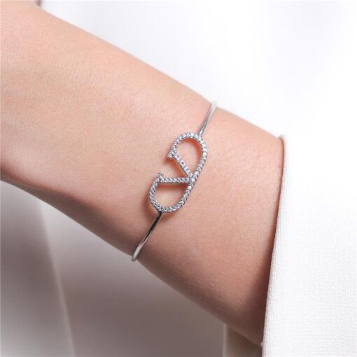 BRACELETE "V" CRAVEJADA RÓDIO BRANCO