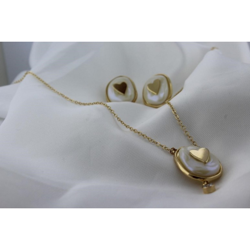COLAR MADREPÉROLA COM CORAÇÃO CENTRAL DOURADO