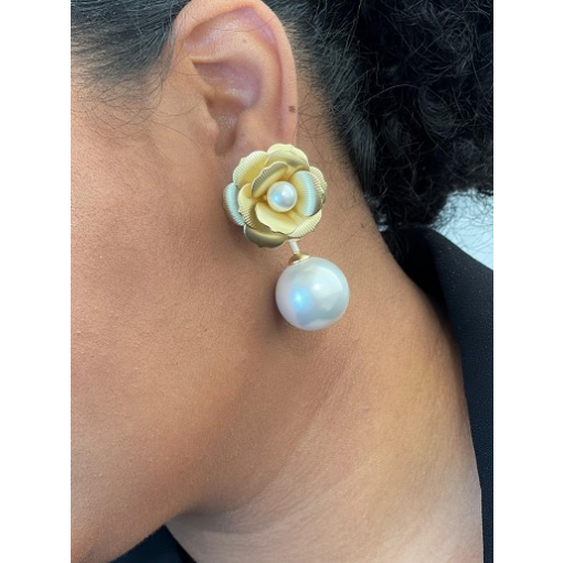 BRINCO FLOR PÉROLA PENDURADA DETALHADA LISA DOURADO