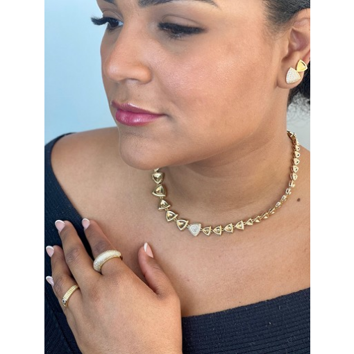COLAR TRIÂNGULOS COM UM CRAVEJADO DOURADO