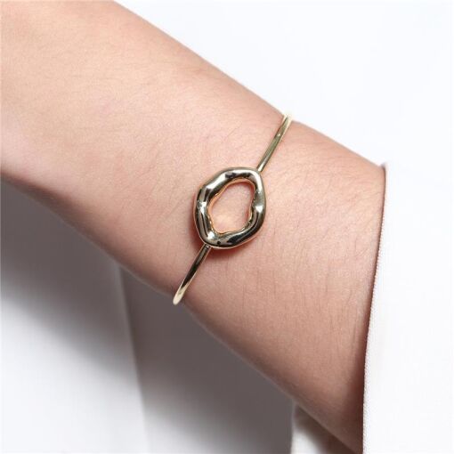 BRACELETE FIO FINO REDONDO COM PEÇA ORGÂNICA DOURADO