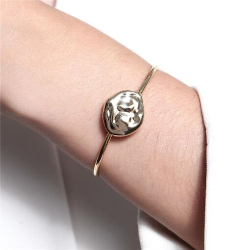 BRACELETE FIO COM PEÇA ORGÂNICA FECHADA DOURADO