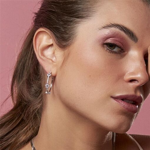 BRINCO MEIA ARGOLA COM FLORES CRAVEJADA DE ZIRCÔNIAS BANHADA A R