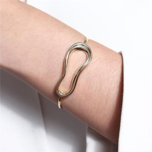 BRACELETE FIO FINO COM OVAL ORGÂNICO VAZADO DOURADO